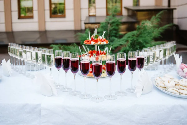 Copos de casamento para vinho e champanhe — Fotografia de Stock