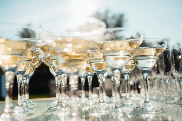 Copas de boda para vino y champán —  Fotos de Stock