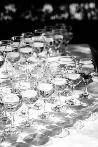 Свадебные бокалы для вина и шампанского — стоковое фото