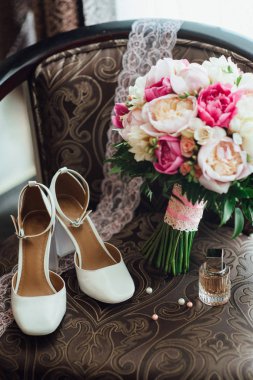 Gelinin düğün ayakkabıları, güzel moda.