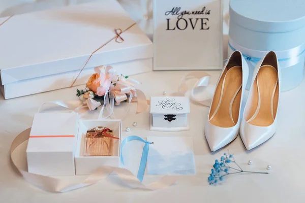 Zapatos de boda de la novia, hermosa moda —  Fotos de Stock