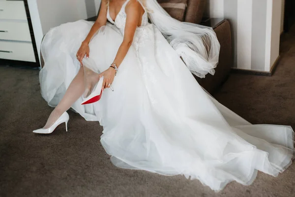 Zapatos de boda de la novia, hermosa moda — Foto de Stock