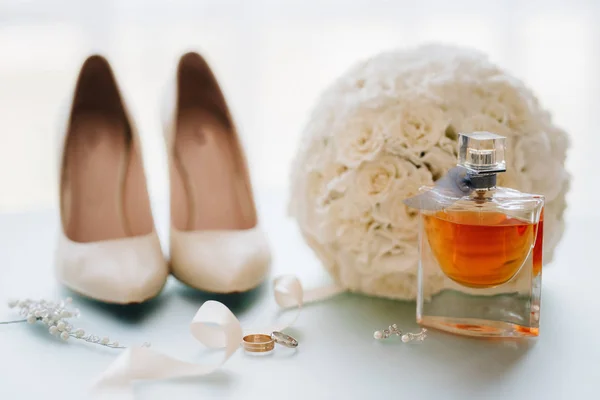Wedding shoes of the bride, beautiful fashion — Stock Photo, Image