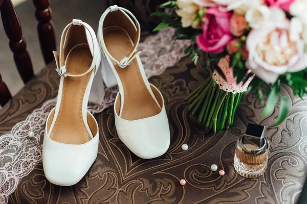 Γαμήλια παπούτσια της νύφης, όμορφη μόδα — Φωτογραφία Αρχείου