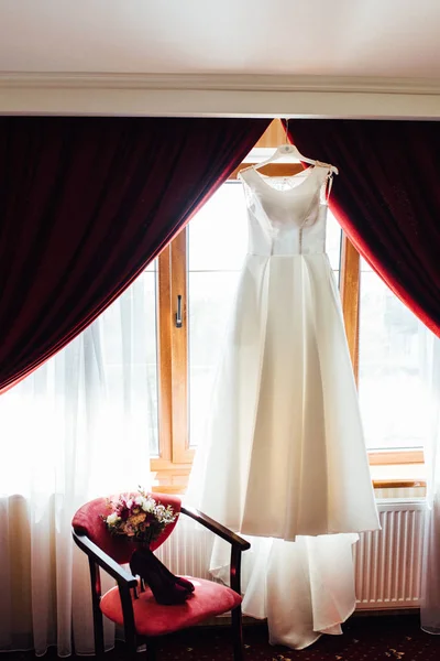 Idealna suknia ślubna w dniu ślubu — Zdjęcie stockowe