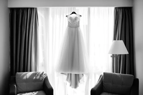 Perfekt bröllopsklänning på bröllopsdagen — Stockfoto