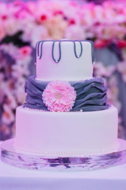 Yeni evlilerin düğününde düğün pastası.