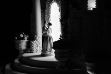 Yeni evlilerin düğününde düğün pastası.