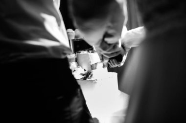 Yeni evlilerin düğününde düğün pastası.