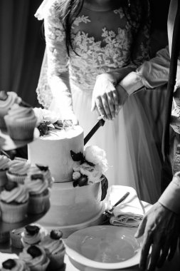 Yeni evlilerin düğününde düğün pastası.