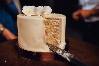 Yeni evlilerin düğününde düğün pastası.