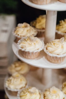 Yeni evlilerin düğününde düğün pastası.