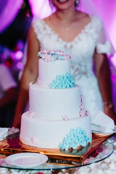 Pastel de bodas en la boda de los recién casados —  Fotos de Stock