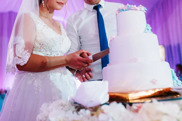 Gâteau de mariage au mariage des jeunes mariés — Photo
