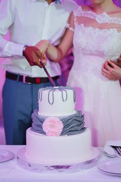 新婚夫婦の結婚式でのウェディングケーキ — ストック写真