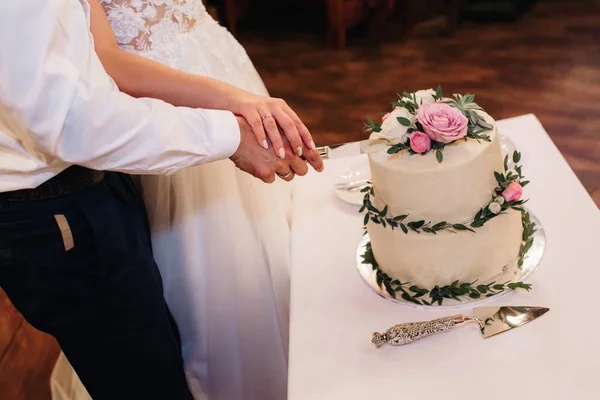 新婚夫婦の結婚式でのウェディングケーキ — ストック写真