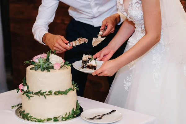 Torta nuziale al matrimonio degli sposi — Foto Stock