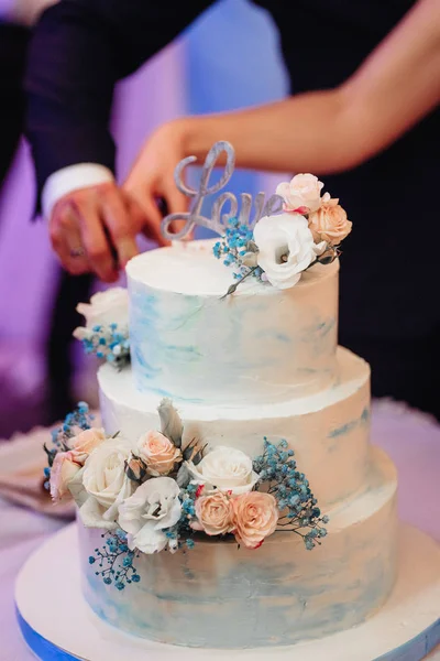 신혼 부부의 결혼식에서 먹는 케이크 — 스톡 사진