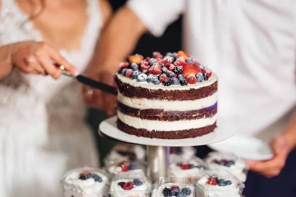 Gâteau de mariage au mariage des jeunes mariés — Photo