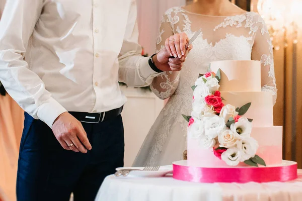 Pastel de bodas en la boda de los recién casados —  Fotos de Stock