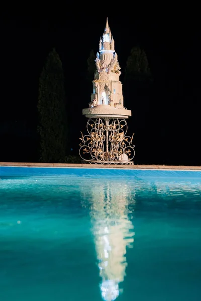 Gâteau de mariage au mariage des jeunes mariés — Photo