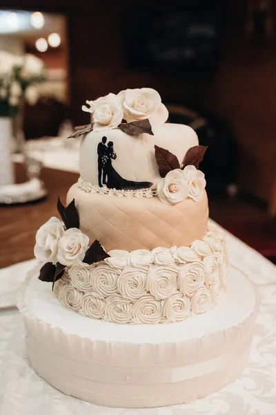 Gâteau de mariage au mariage des jeunes mariés — Photo