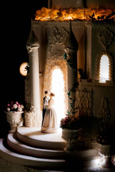 Bruidstaart op de bruiloft van de pasgetrouwden — Stockfoto
