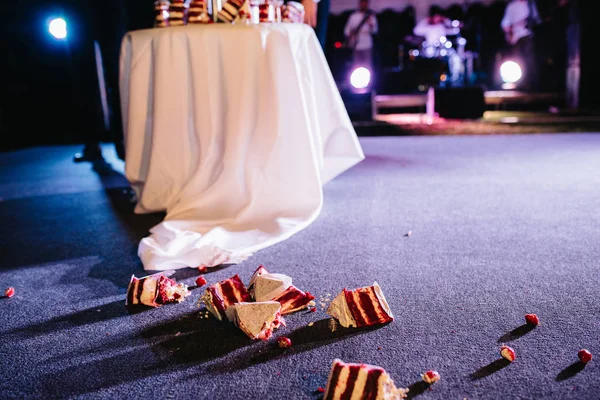 Torta nuziale al matrimonio degli sposi — Foto Stock