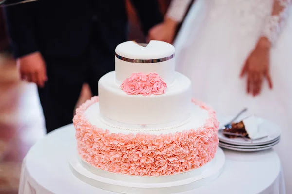 Γαμήλια τούρτα στο γάμο των νεόνυμφων — Φωτογραφία Αρχείου
