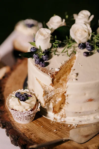 Hochzeitstorte bei der Hochzeit des Brautpaares — Stockfoto