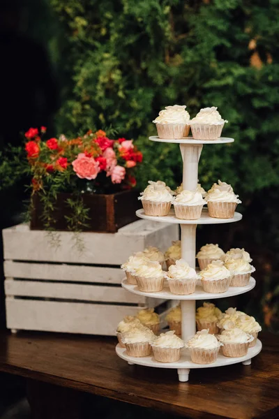 Свадебный торт на свадьбе молодоженов — стоковое фото