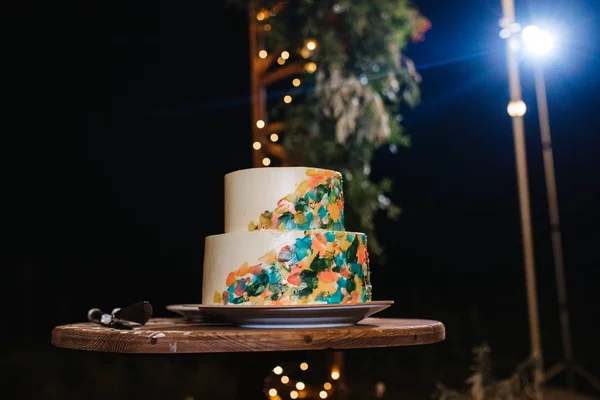 Esküvői torta a friss házasok esküvőjén — Stock Fotó