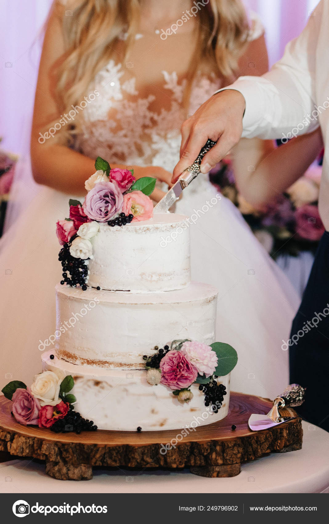 新婚夫妇婚礼上的结婚蛋糕 图库照片 C Andreua