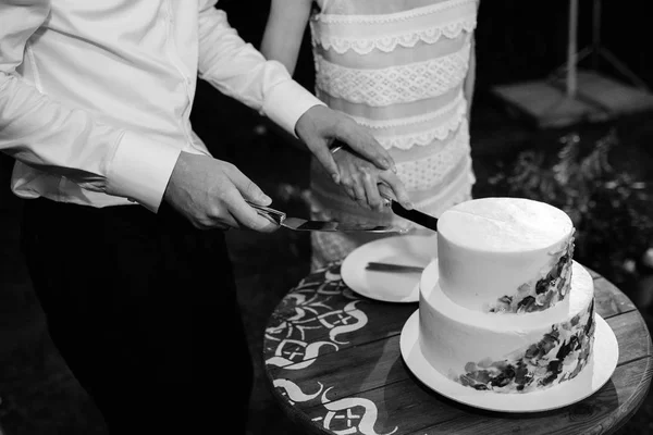 Bolo de casamento no casamento dos recém-casados — Fotografia de Stock