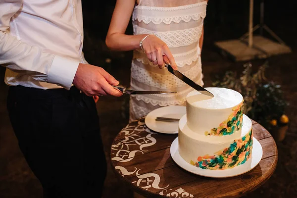 Весільний торт на весіллі молодят — стокове фото
