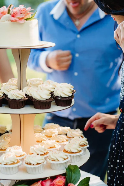 Свадебный торт на свадьбе молодоженов — стоковое фото