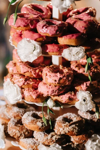 Gâteau de mariage au mariage des jeunes mariés — Photo