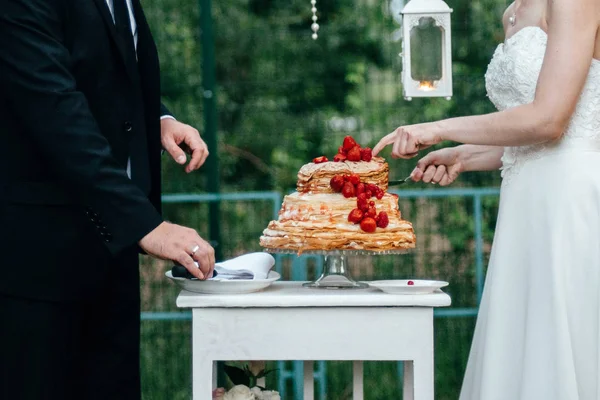 Bröllopstårta på bröllopet av de nygifta — Stockfoto