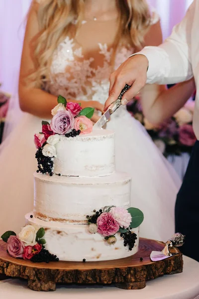 신혼 부부의 결혼식에서 먹는 케이크 — 스톡 사진