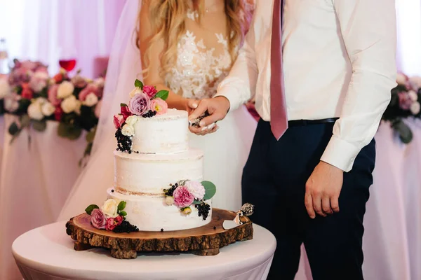 Pastel de bodas en la boda de los recién casados —  Fotos de Stock