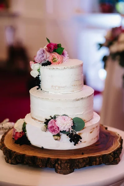 Γαμήλια τούρτα στο γάμο των νεόνυμφων — Φωτογραφία Αρχείου