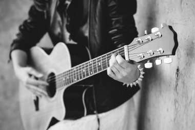 Gitarlı kız, elleri klavyenin üstünde.