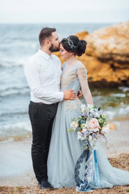 aynı bir gelin bir mavi elbise yürümek çift