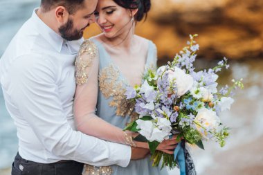 aynı bir gelin bir mavi elbise yürümek çift