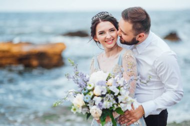 aynı bir gelin bir mavi elbise yürümek çift