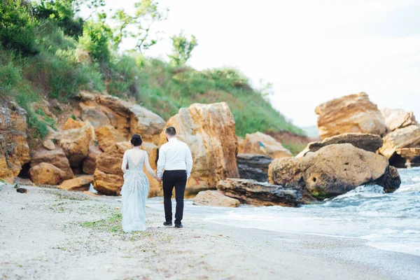 Samma par med en brud i en blå klänning promenad — Stockfoto