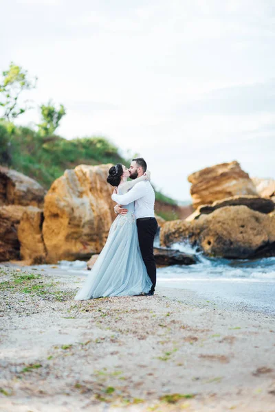 Misma pareja con una novia en un paseo vestido azul — Foto de Stock