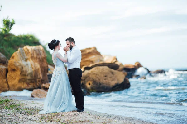 Même couple avec une mariée dans une robe bleue marche — Photo