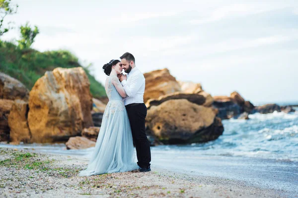 Même couple avec une mariée dans une robe bleue marche — Photo