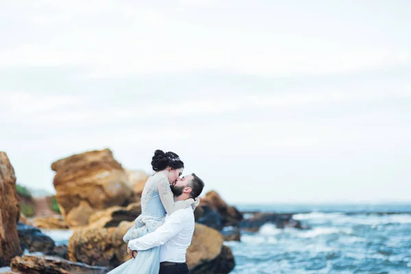 Même couple avec une mariée dans une robe bleue marche — Photo